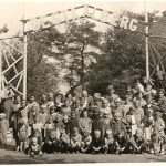 Een groep evacuees bij de ingang van de Staalberg (Foto collectie. Ad Wolfs Adr. zn. Moergestel).