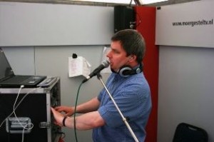 Moergestel radio is ook regelmatig met een mobiele studio op locatie te vinden, zoals hier tijdens Moergestel Fietsdorp. (foto Joris van der Pijll)