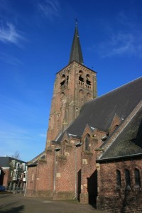 De kerktoren van de St. Jansonthoofding in Moergstel. (foto Joris van der Pijll)