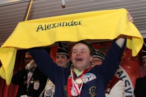 Alexander kreeg van zijn eigen club nog een extra prijs, een sjaal met zijn naam er op. (Foto: Joris van der Pijll)