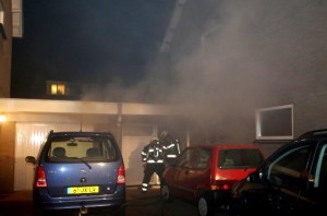 Veel rook bij een woningbrand in Haaren. (Foto: Toby de Kort)