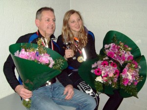 Jan op ’t Hoog en Merel Bertens met hun gewonnen prijzen en bloemen.
