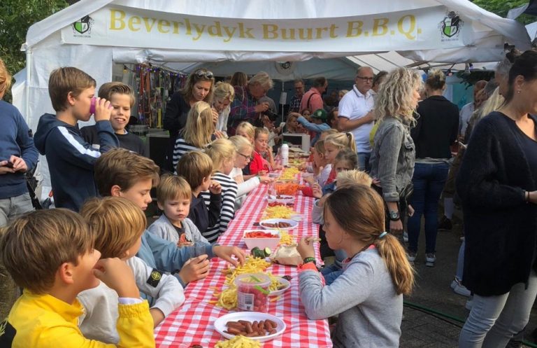 Dorpsbarbecue bij Den Domp in Haaren