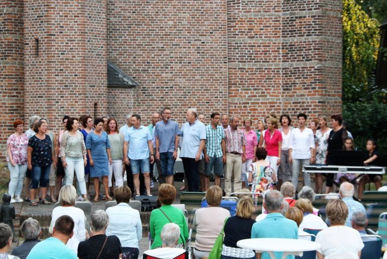 Vocalis en N-Joy zingen bij Oude Toren in Haaren