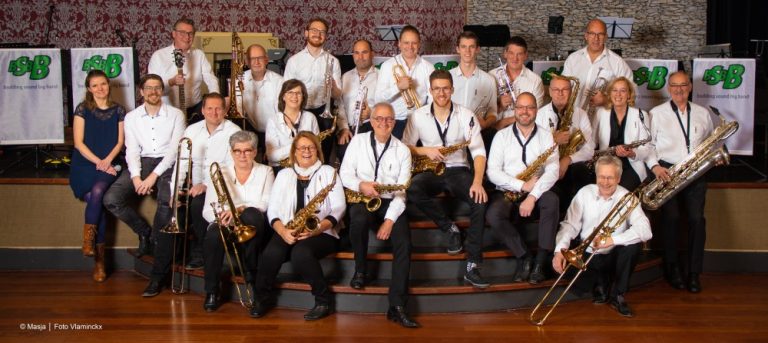 Bigband en koor in muzikaal meezingspektakel