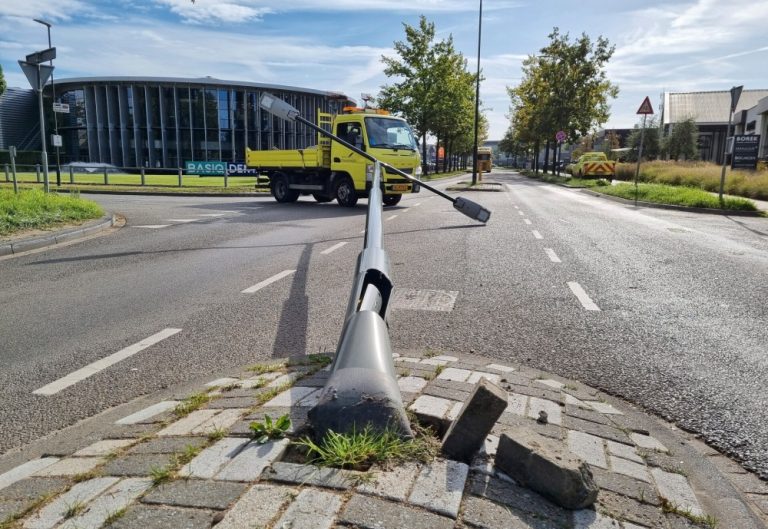 Dronken vrouw rijdt lantaarnpaal uit de grond