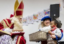 Sinterklaas gaat op bezoek bij kinderen op AZC Oisterwijk