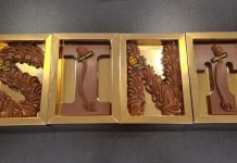 Honderden chocoladeletters voor het goede doel liggen klaar voor de Sint