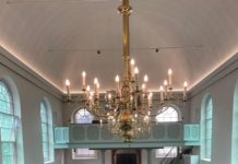 Yoga met pianoklanken in Oisterwijks Lodewijkskerkje