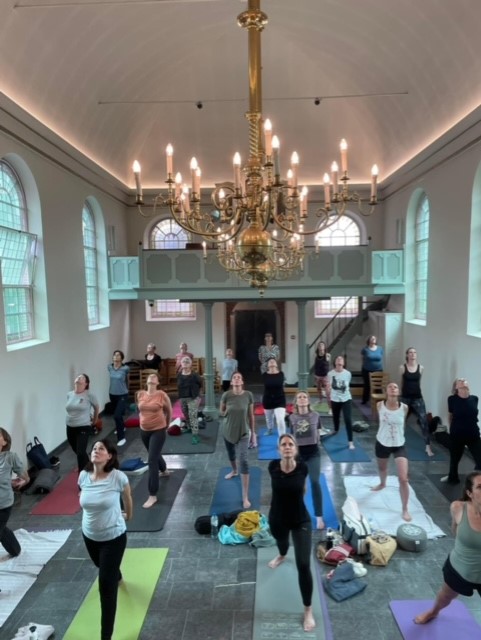 Yoga met pianoklanken in Oisterwijks Lodewijkskerkje