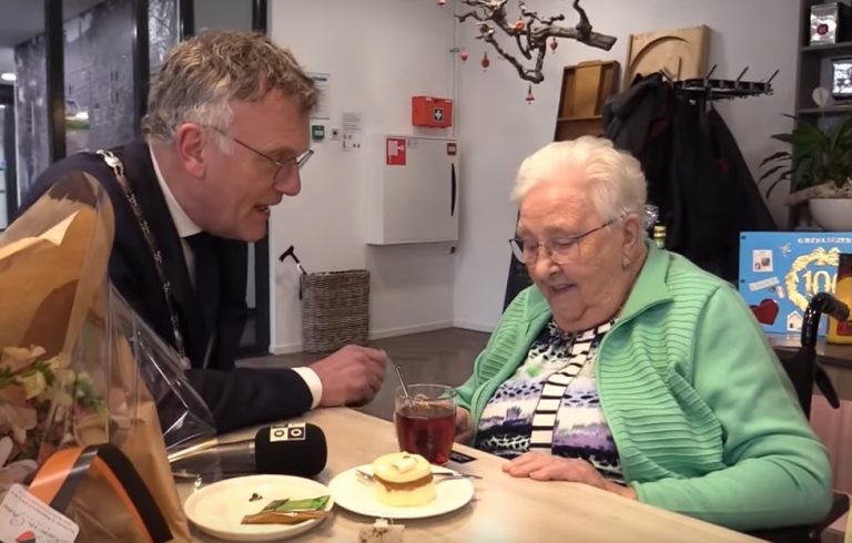 Film: Burgemeester op bezoek bij honderdjarige in Haaren