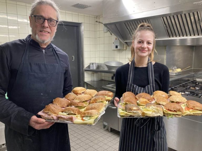 Oisterwijkse aanschuiftafel op bezoek bij De Posthoorn