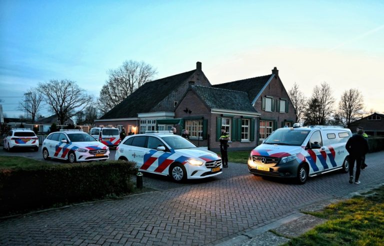 Politie inval woning Moergestel vanwege vermoedelijk vuurwapen