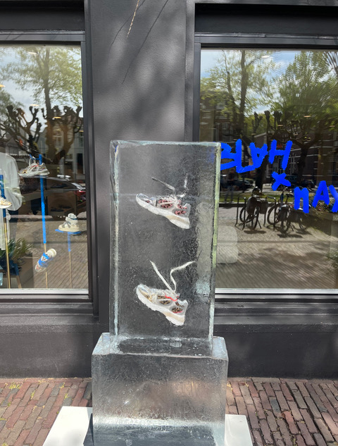 IJskoud loopt het water van de schoenen in Centrum Oisterwijk