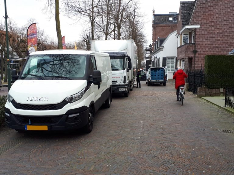 Blindengeleidestrook bij markt en terrassen in Oisterwijk geblokkeerd
