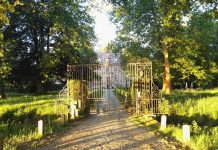 Monumentenprijs Oisterwijk voor de kasteelboerderij bij Kasteel Nemerlaer Haaren
