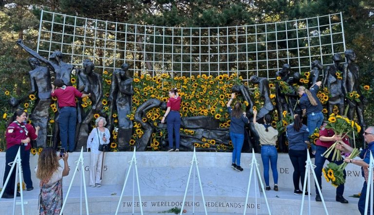 Oisterwijkse scout Danike van der Steen bij Nationale Herdenking