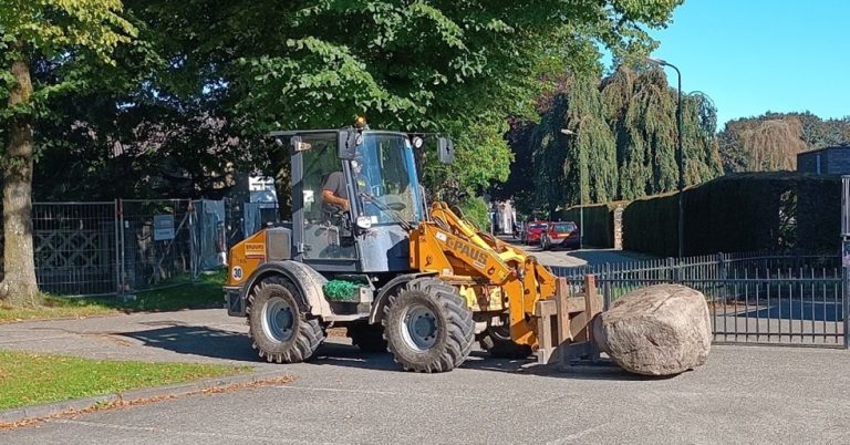 Zwerfkei van twee ton naar Scouting Moergestel Zwerfkei van twee ton naar Scouting Moergestel