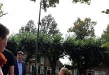 Wethouders Oisterwijk als blinden door het centrum