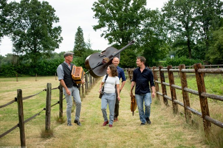 Brookside Barn live bij Mie Pieters in Heukelom