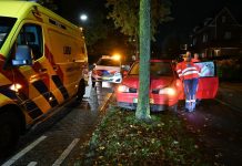 Vrouw botst met auto tegen boom