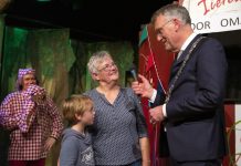 Gemeentelijke onderscheiding voor Mien van den Boogaart uit Moergestel