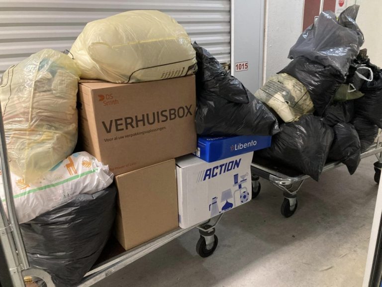 Gezin komt voor kinderkleding naar Sociaal Huis Oisterwijk