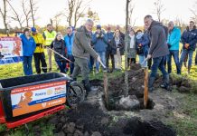 Burgemeester helpt bij aanleg groengebied Heukelom