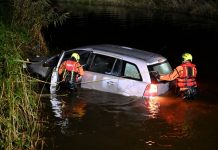 Auto van snelweg te water en bestuurder spoorloos