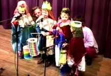 Beeldbank Oisterwijk: Driekoningenzingen in De Kunstkring, 1994