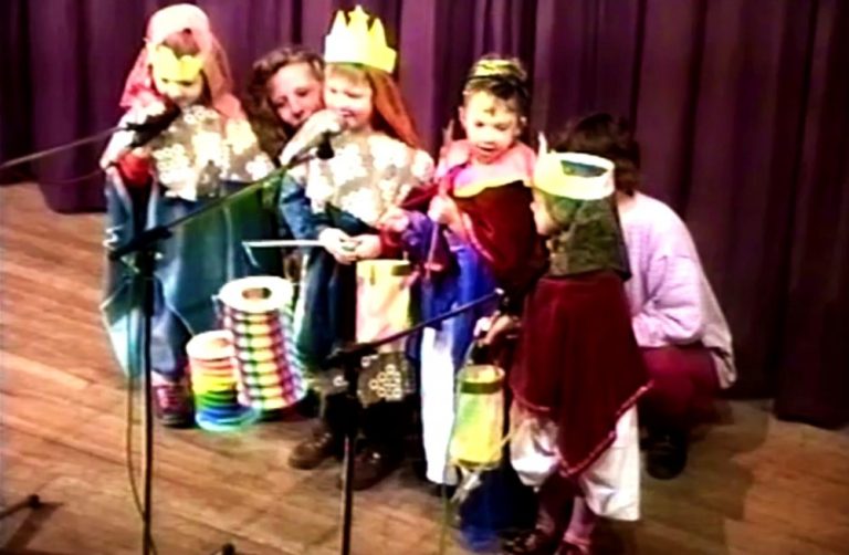 Beeldbank Oisterwijk: Driekoningenzingen in De Kunstkring, 1994