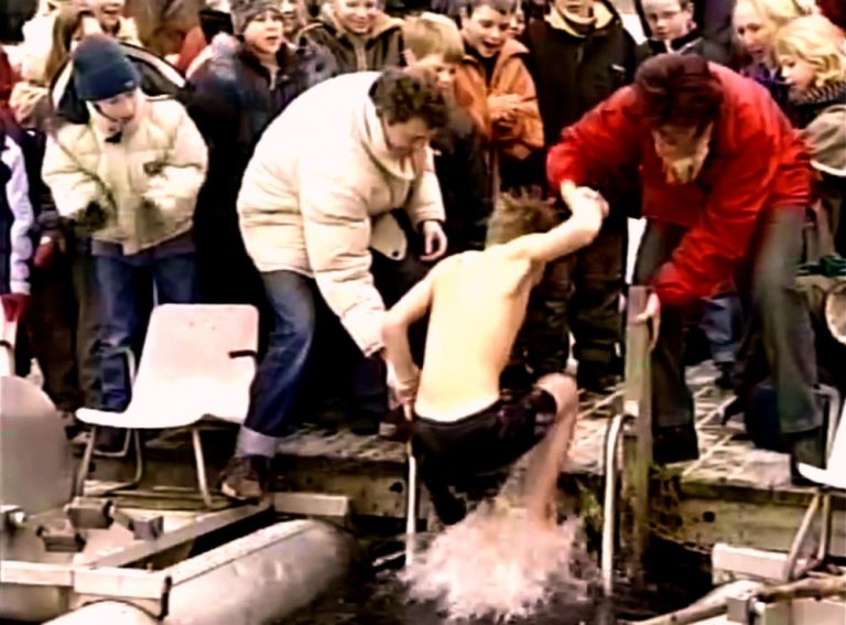 Beeldbank Oisterwijk: Nieuwjaarsduik en sponsorloop 2003