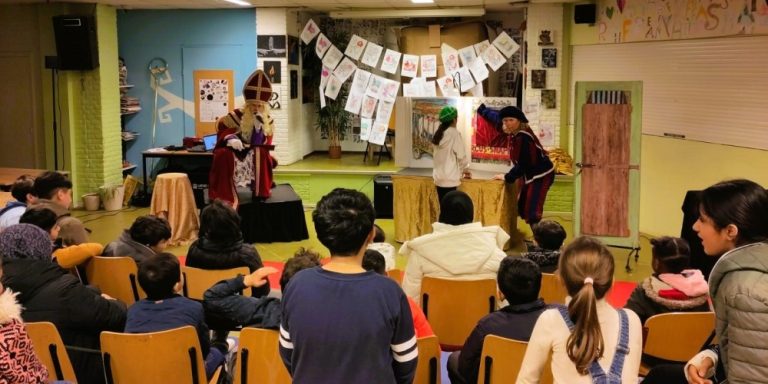 Kinderen AZC Oisterwijk genoten van Sinterklaas en zijn Pieten