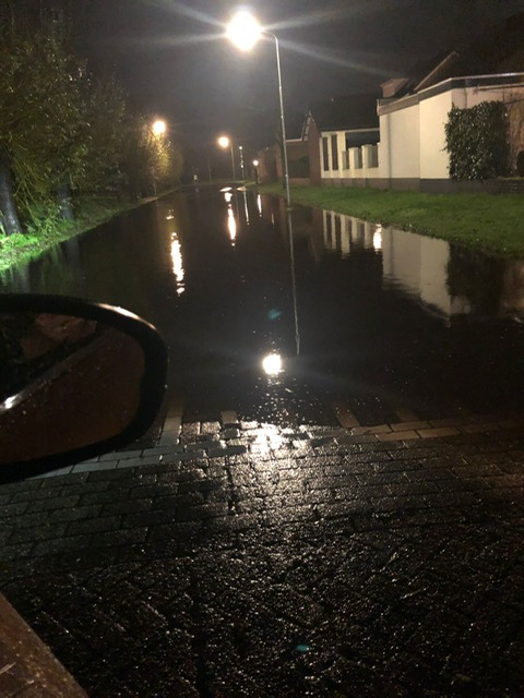 Water tot aan de huizen op Scheerman Moergestel (en nog meer wateroverlast)