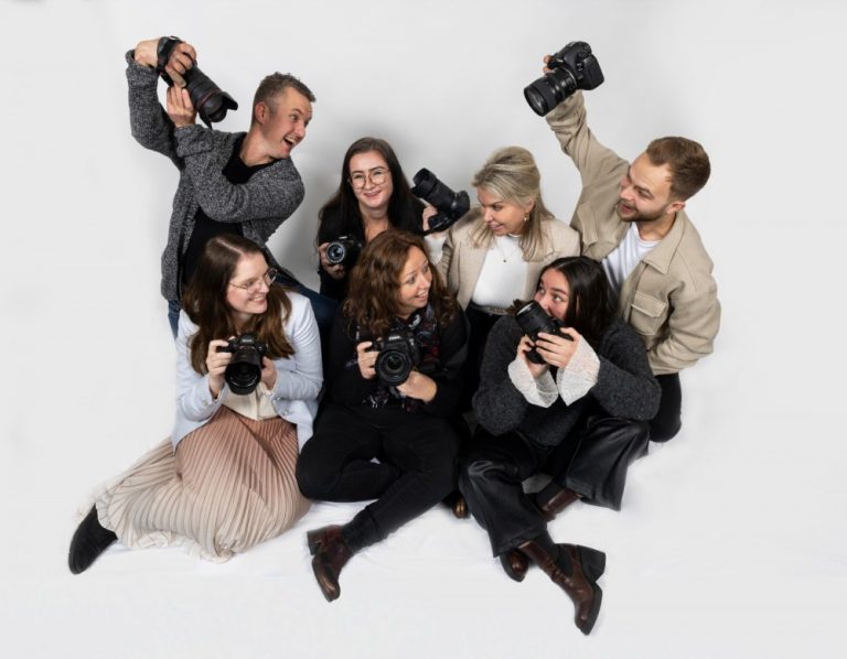 Studenten fotovakschool exposeren voor hun afstudeerproject in Oisterwijk.