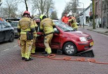 Brandweer moet persoon uit auto knippen