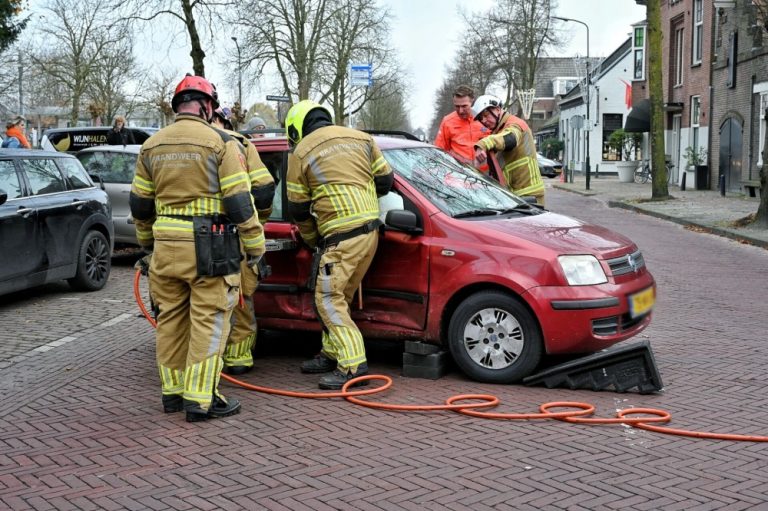 Brandweer moet persoon uit auto knippen