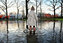 Spelen op ondergelopen straat in Oisterwijk