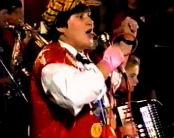 Beeldbank Oisterwijk: De Hondemeppers met ‘Hé Moeke!’ – Winnaar Blèrkonkoers 1988