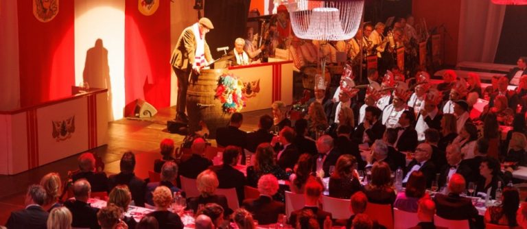 Gieren lachen brullen tijdens sauwels in Oisterwijks Döllekesgat