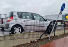 Automobilist rijdt hek en paal om op parkeerplaats KVL Oisterwijk