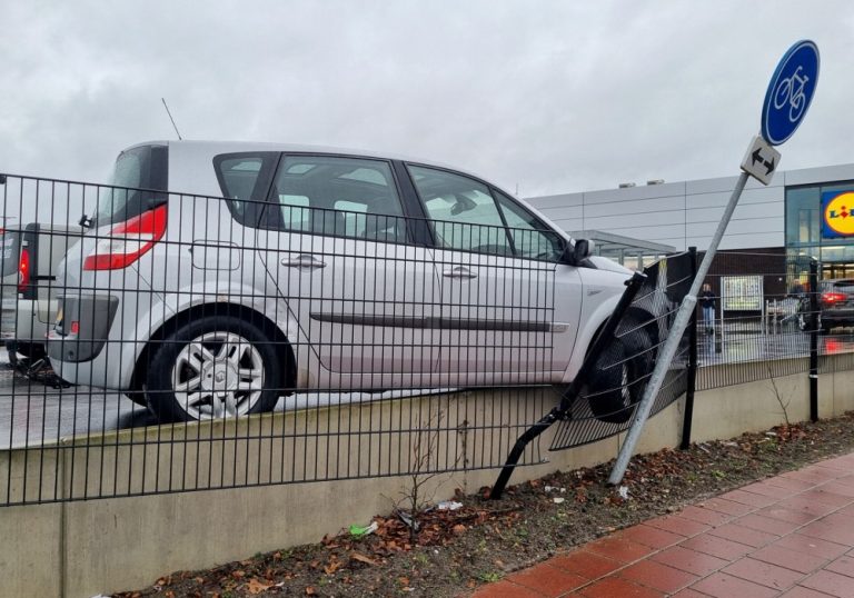 Automobilist rijdt hek en paal om op parkeerplaats KVL Oisterwijk