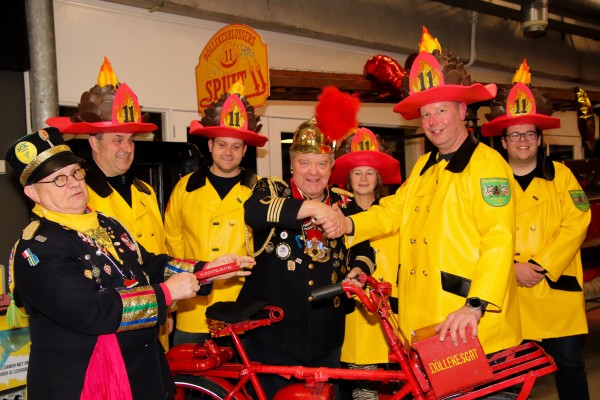 Brandweerfiets van Ad de Brandwacht naar Döllekesgatse brandweervrijwilligers