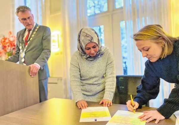 16 nieuwe inburgeraars ondertekenen Participatieverklaring op Oisterwijks Raadhuis