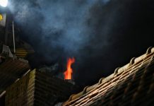 Vlammen uit schoorsteen woning Oisterwijk