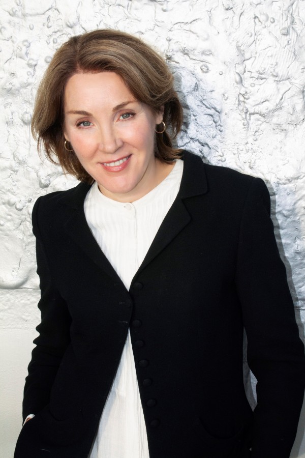 Diana Jones zingt een  Song To A Refugee bij GUO Oisterwijk