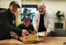 Winnaar appeltaart deelt deze met zijn kornuiten