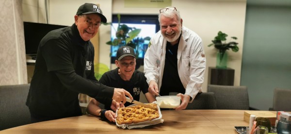 Winnaar appeltaart deelt deze met zijn kornuiten