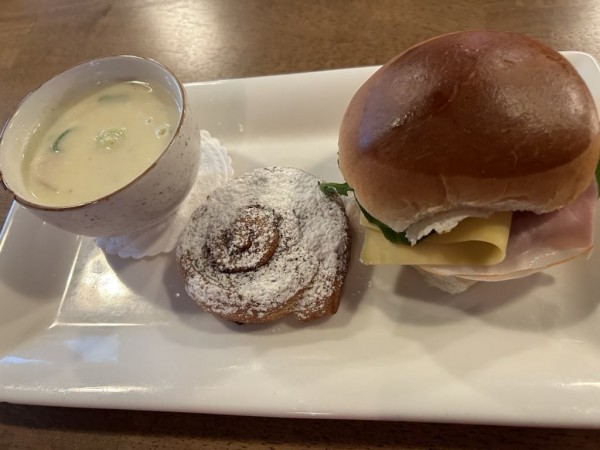 Boshuys Hermitage ontvangt Opkikker aan tafel