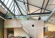 Opkikker aan tafel op bezoek bij Jurgen en Cindy